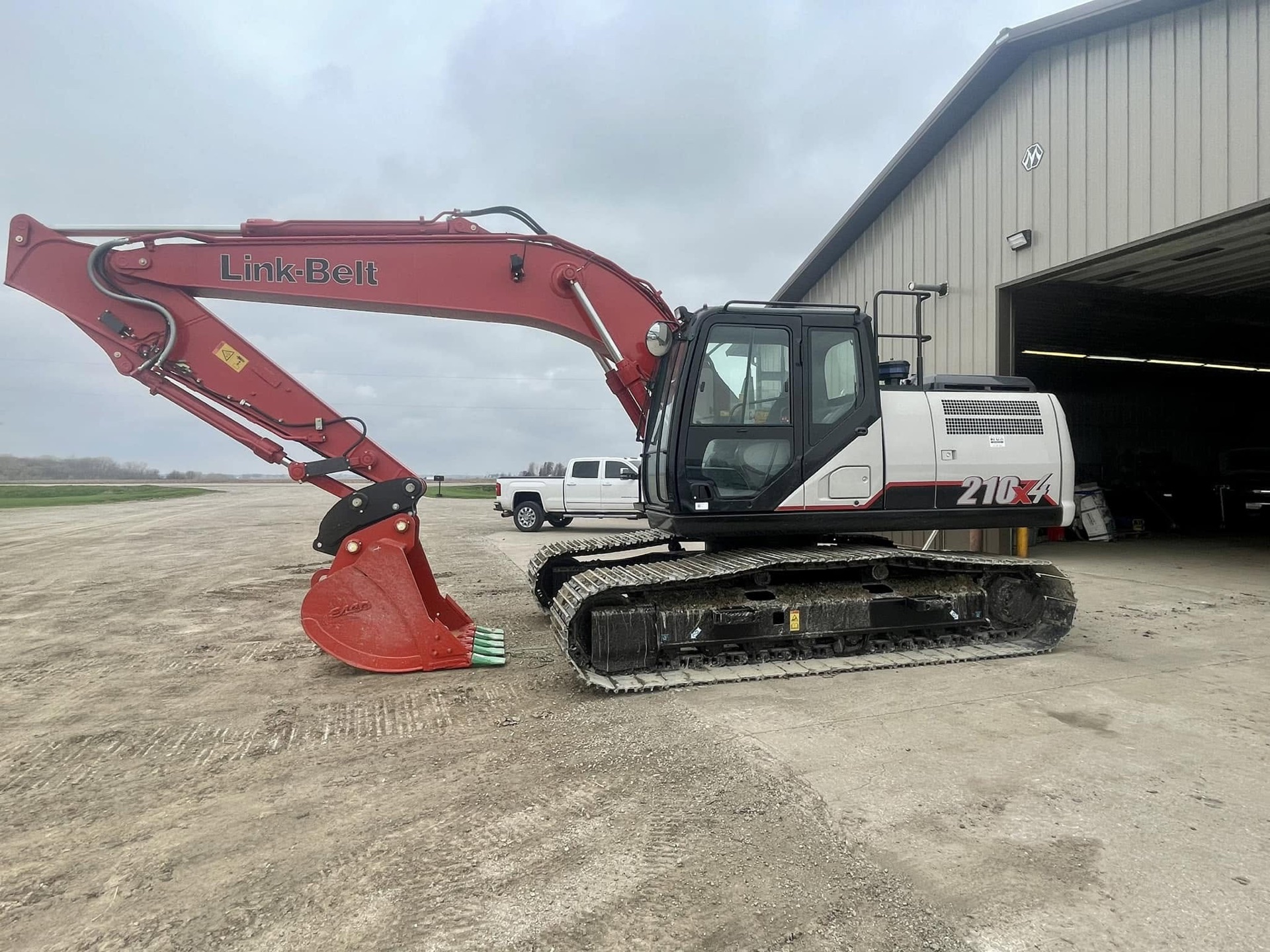 Link-Belt excavator used by Ricken Excavating and Drainage LLC in Melbourne, IA