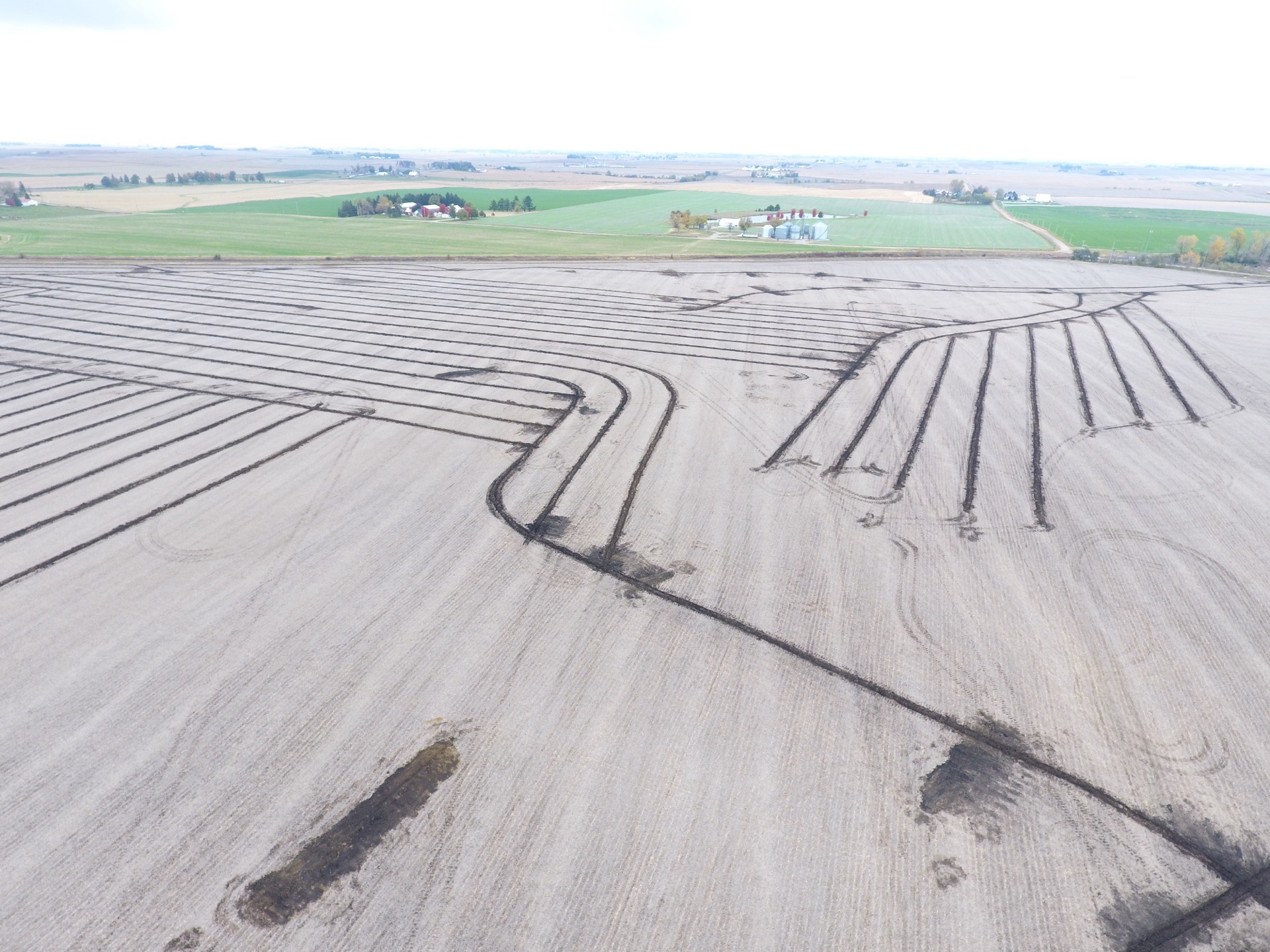 Pattern tiling layout following field contours for Midwest farm drainage Pattern tiling layout following field contours for Midwest farm drainage